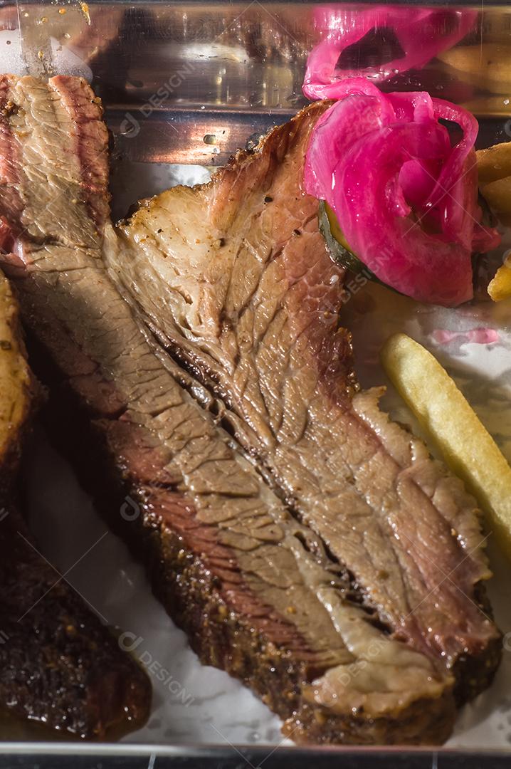 Bandeja de churrasco americano porchetta, carne de porco desfiada, salada de repolho