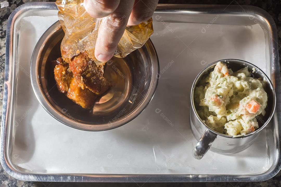 Bandeja de churrasco americano com barriga de porco e salada de batata