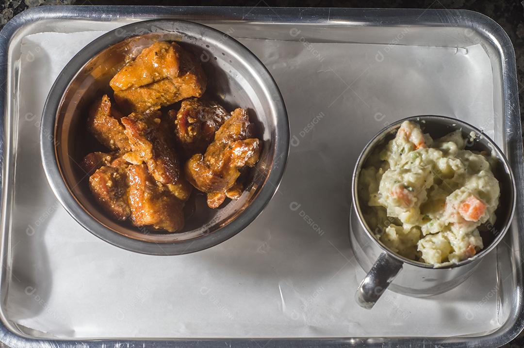 Bandeja de churrasco americano com barriga de porco e salada de batata