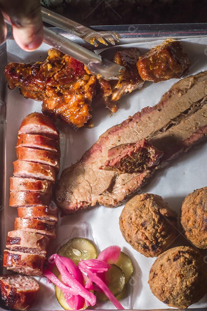 Bandeja de churrasco, peito, salsicha, barriga de porco, bolas de repolho e porco