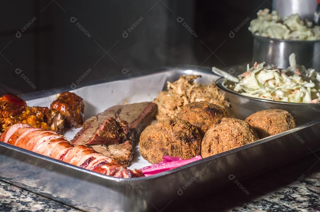 Bandeja de churrasco, peito, salsicha, barriga de porco, bolas de repolho e porco