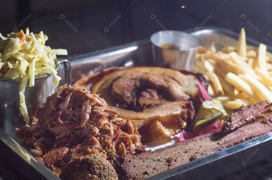 Bandeja de churrasco americano com porchetta, carne de porco desfiada