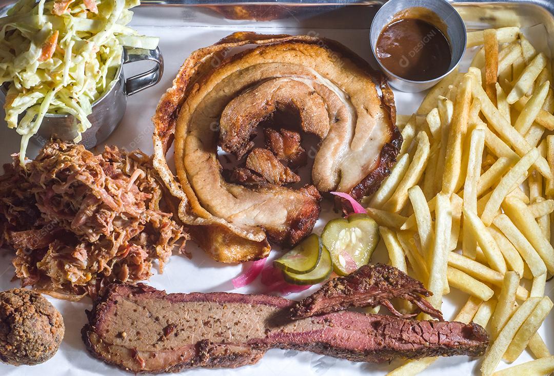 Bandeja de churrasco americano com porchetta, carne de porco desfiada