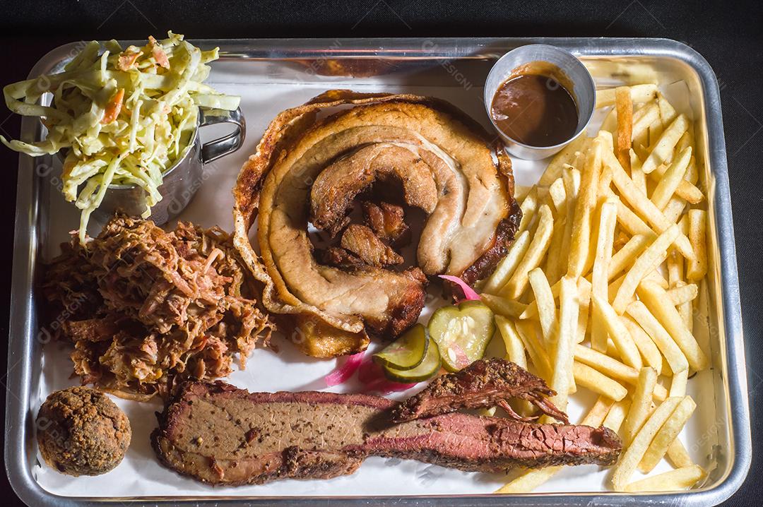 Bandeja de churrasco americano com porchetta, carne de porco desfiada