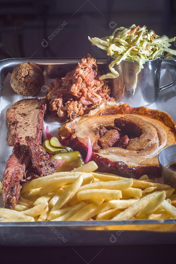 Bandeja de churrasco americano com porchetta, carne de porco desfiada