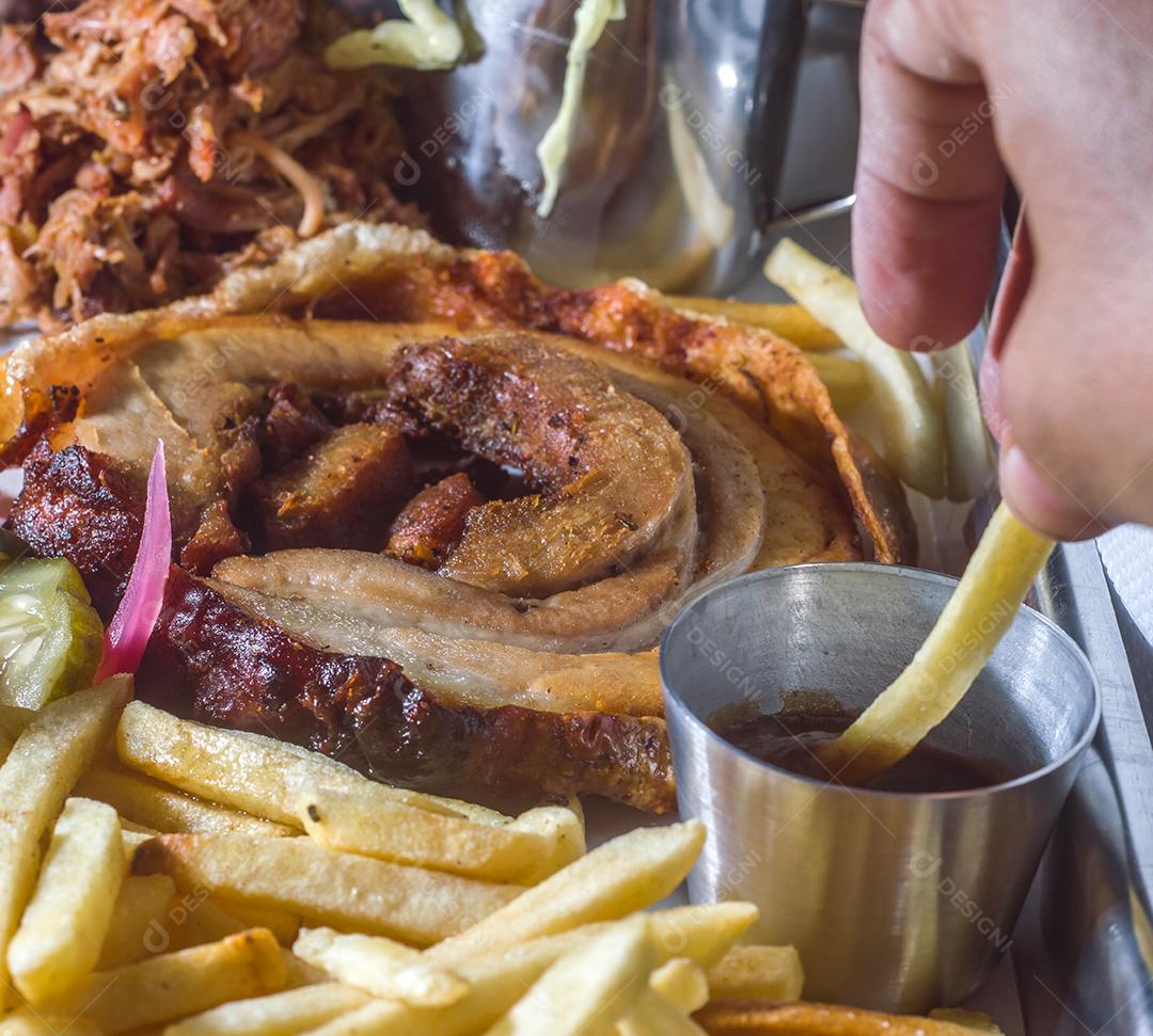 Bandeja de churrasco americano com porchetta, carne de porco desfiada