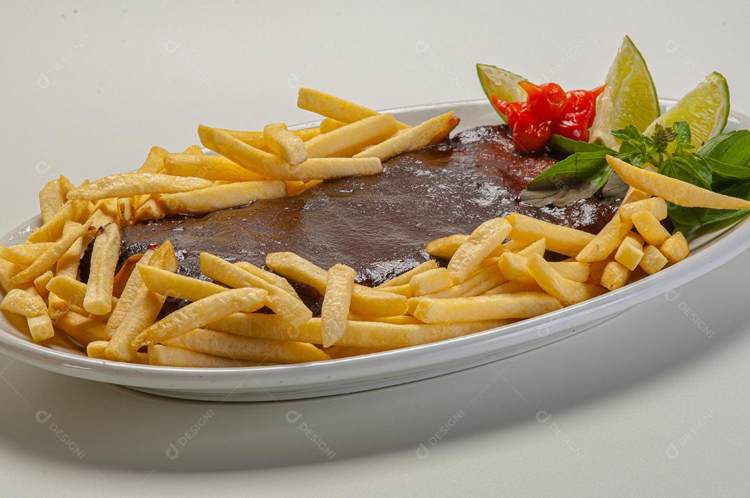 Costelas de porco assadas com molho de churrasco e batatas fritas