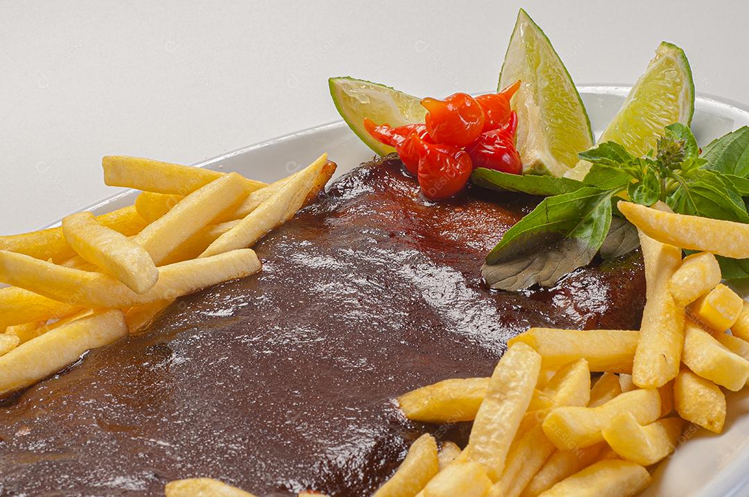 Costelas de porco assadas com molho de churrasco e batatas fritas