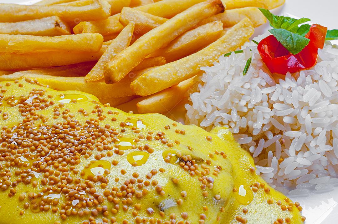 filé mignon com arroz de queijo derretido e batatas fritas