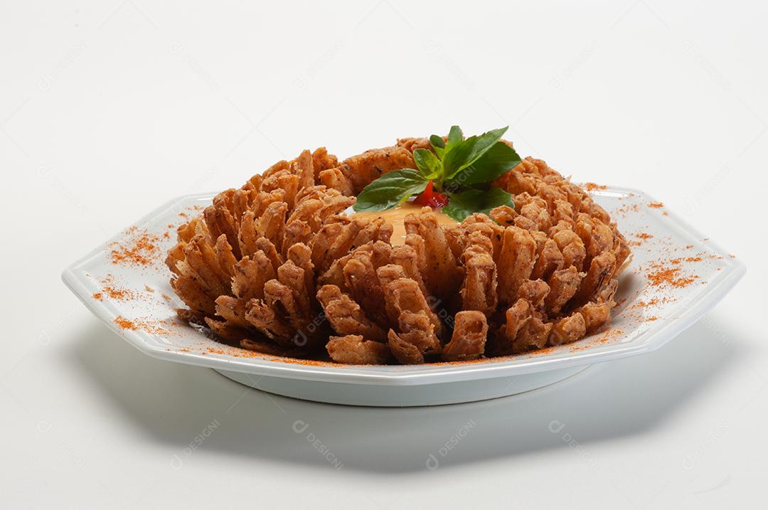 cebola empanada com molho de maionese de ketchup, rabanete