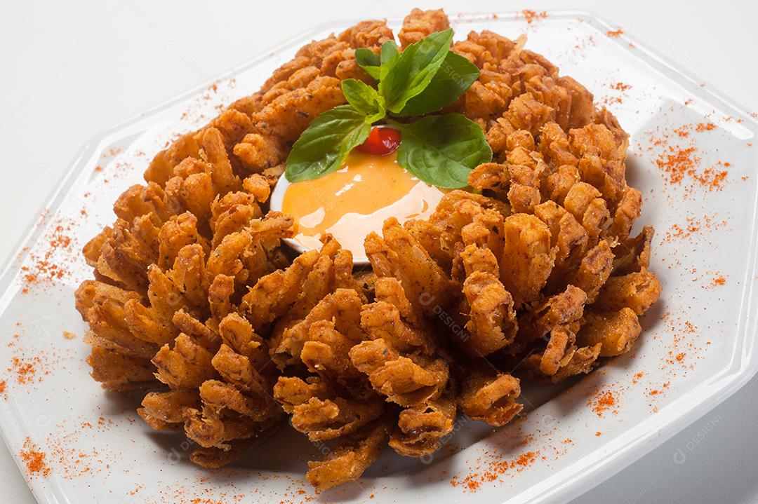 cebola empanada com molho de maionese de ketchup, rabanete