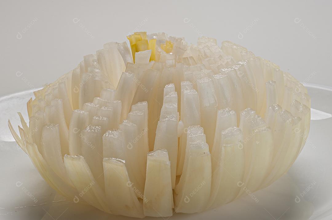 cebola gigante crua espanhola, sendo preparado para ser empanado e servido