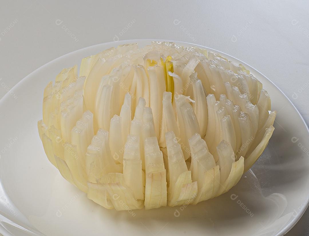 cebola gigante crua espanhola, sendo preparado para ser empanado e servido