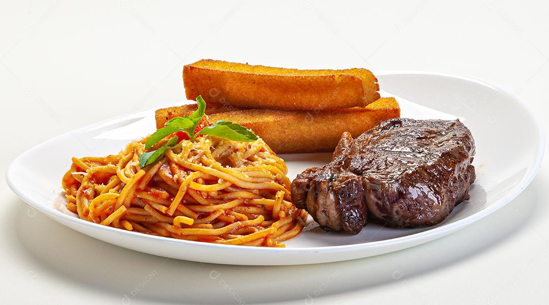 espaguete no molho sugo com parmesão servido com filé e frita