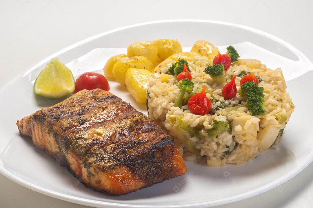 isotto com brócolis, com salmão grelhado e batata soutê