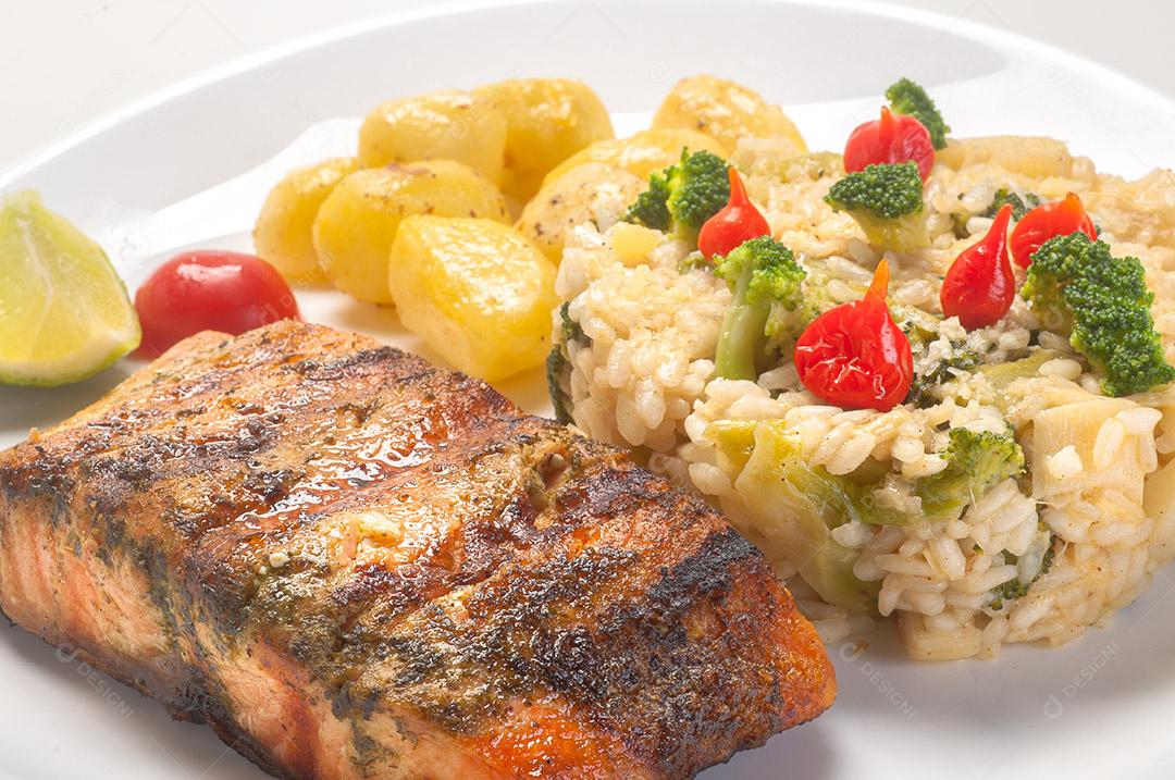 isotto com brócolis, com salmão grelhado e batata soutê