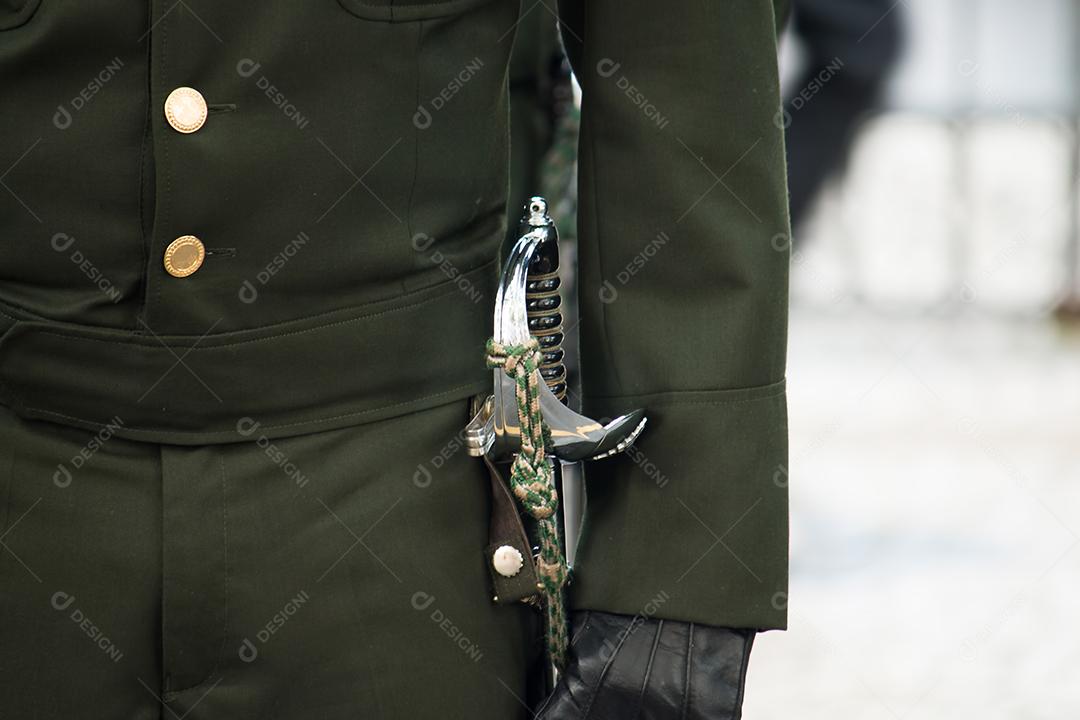 Oficial Militar Com Roupa Verde e Detalhe de Espada Imagem JPG