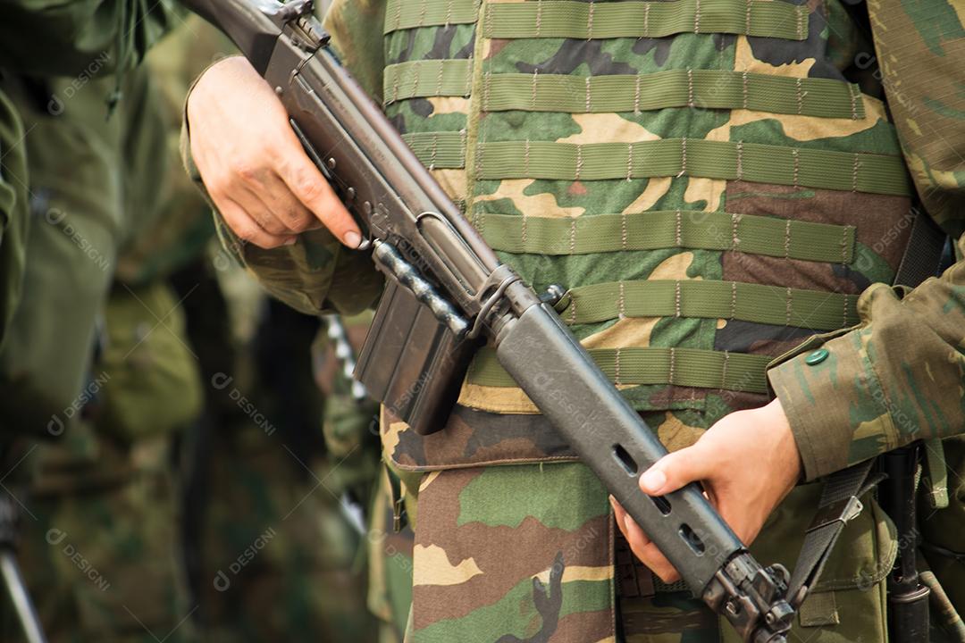 Soldado do Exército Com Metralhadora nas Mãos Imagem JPG