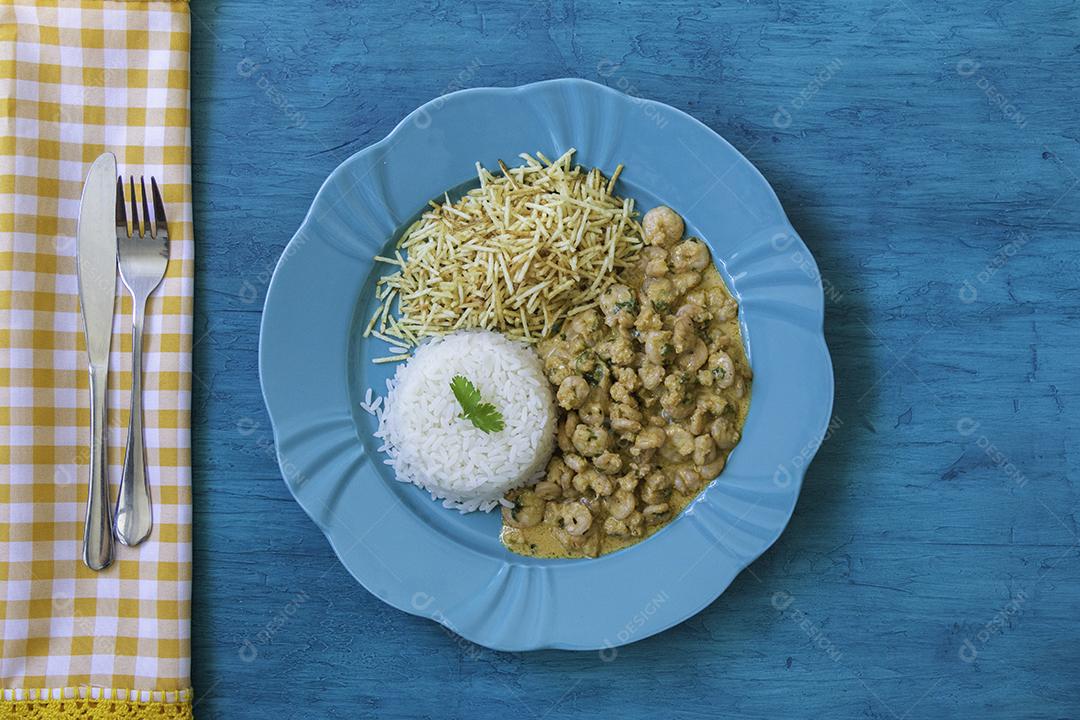 Prato de Comida Com Strogonoff de Camarão Fundo de Madeira Imagem JPG