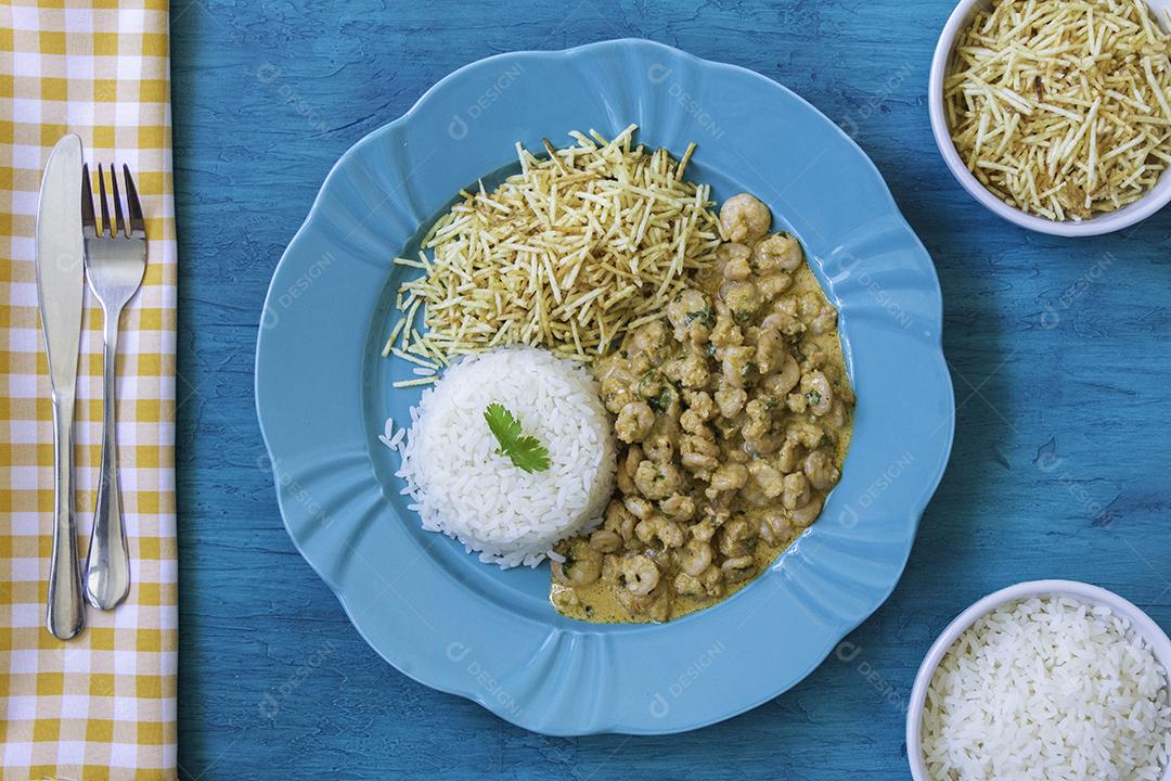 Prato de Comida Com Strogonoff de Camarão Fundo de Madeira Imagem JPG