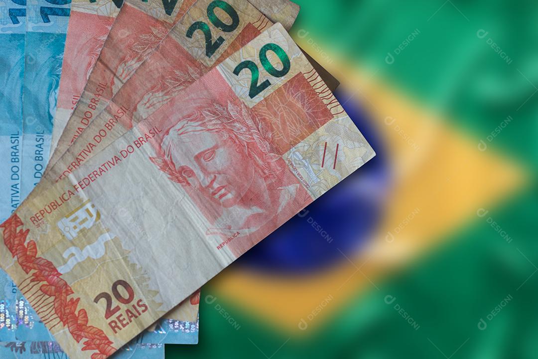 Foto Notas de Cem Reais Vinte Reais Dinheiro Brasil Bandeira Brasileira Fundo Desfocado