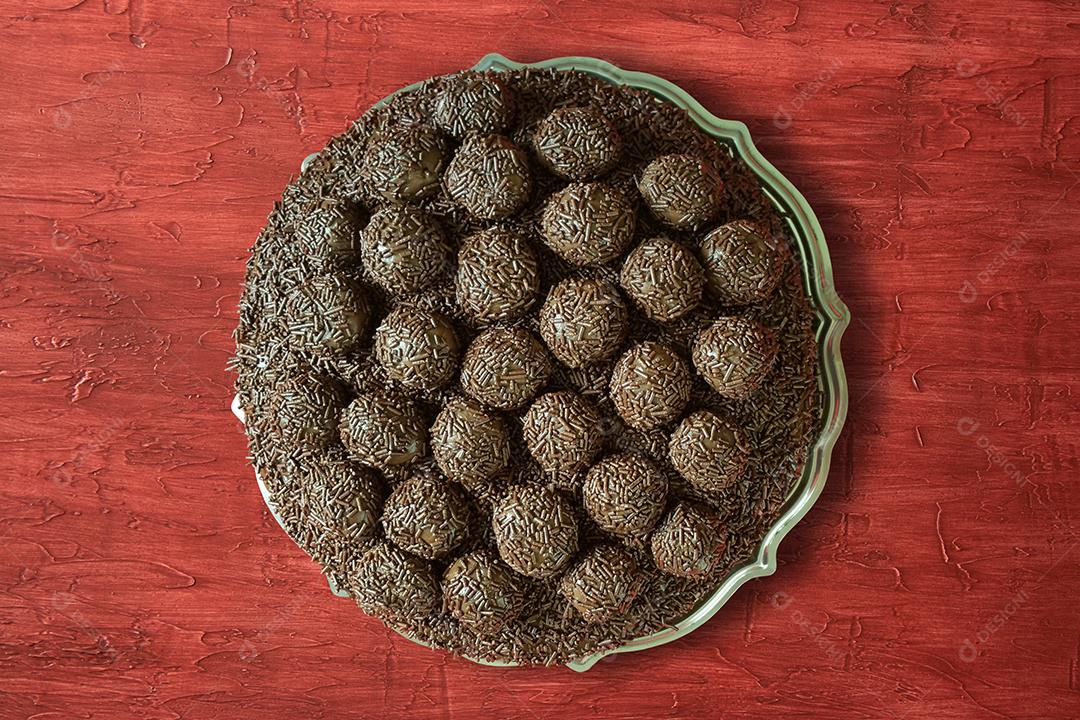 Bolo de Brigadeiro Doce Tradicional Brasileiro Isolado Em Fundo Vermelho Imagem JPG