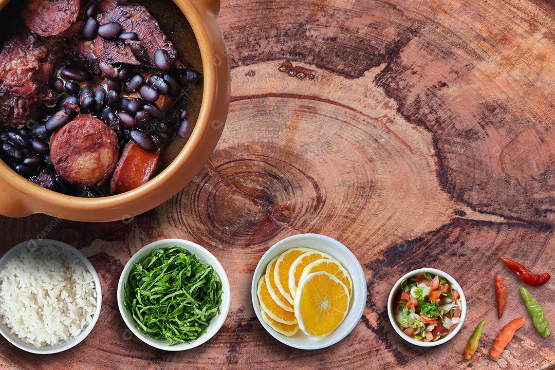 Foto Feijoada Comida Tradicional Brasileira Tigela Cerâmica Isolada Fundo Madeira Rústico