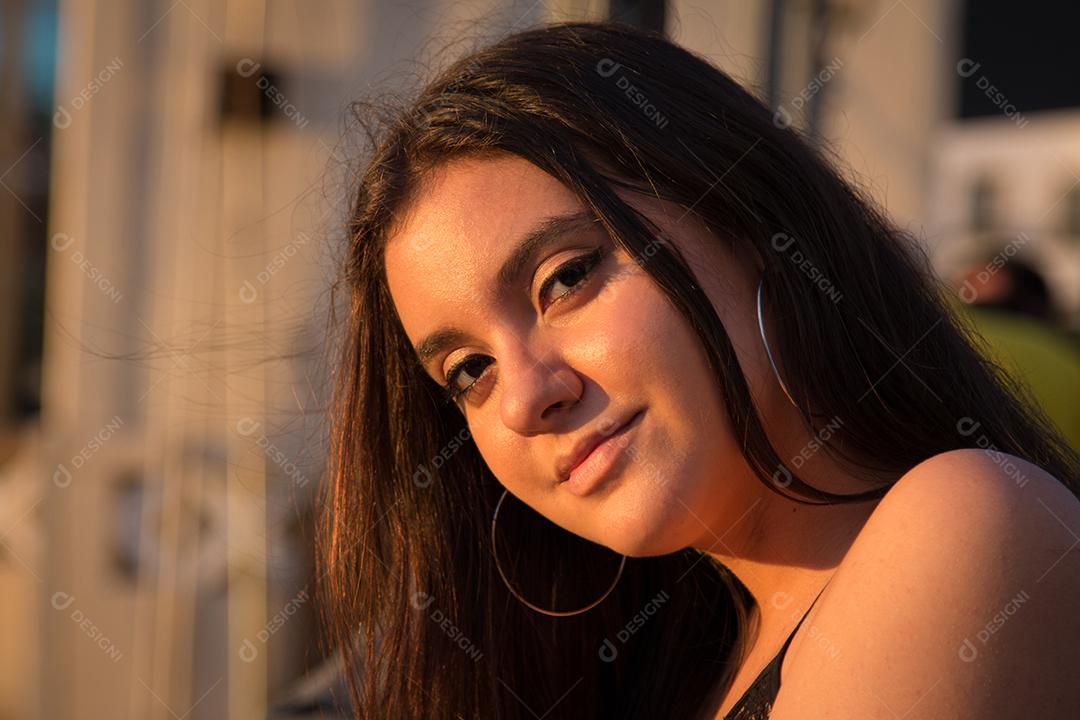 Foto Linda Garota Com Cabelo Castanho Escuro Pousando na Rua no Final da Tarde