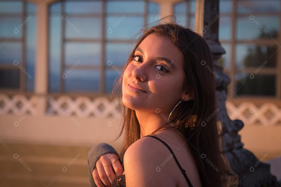 Foto Linda Garota Com Cabelo Castanho Escuro Pousando na Rua no Final da Tarde
