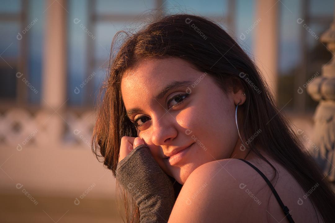 Foto Linda Garota Com Cabelo Castanho Escuro Pousando na Rua no Final da Tarde