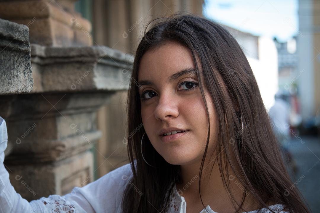 Foto Linda Garota Com Cabelo Castanho Escuro Pousando na Rua no Final da Tarde