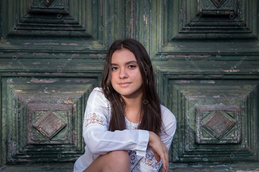 Foto Linda Garota Com Cabelo Castanho Escuro Pousando na Rua no Final da Tarde