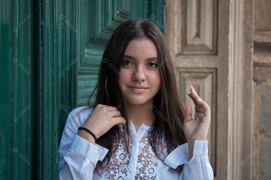 Foto Linda Garota Com Cabelo Castanho Escuro Pousando na Rua no Final da Tarde