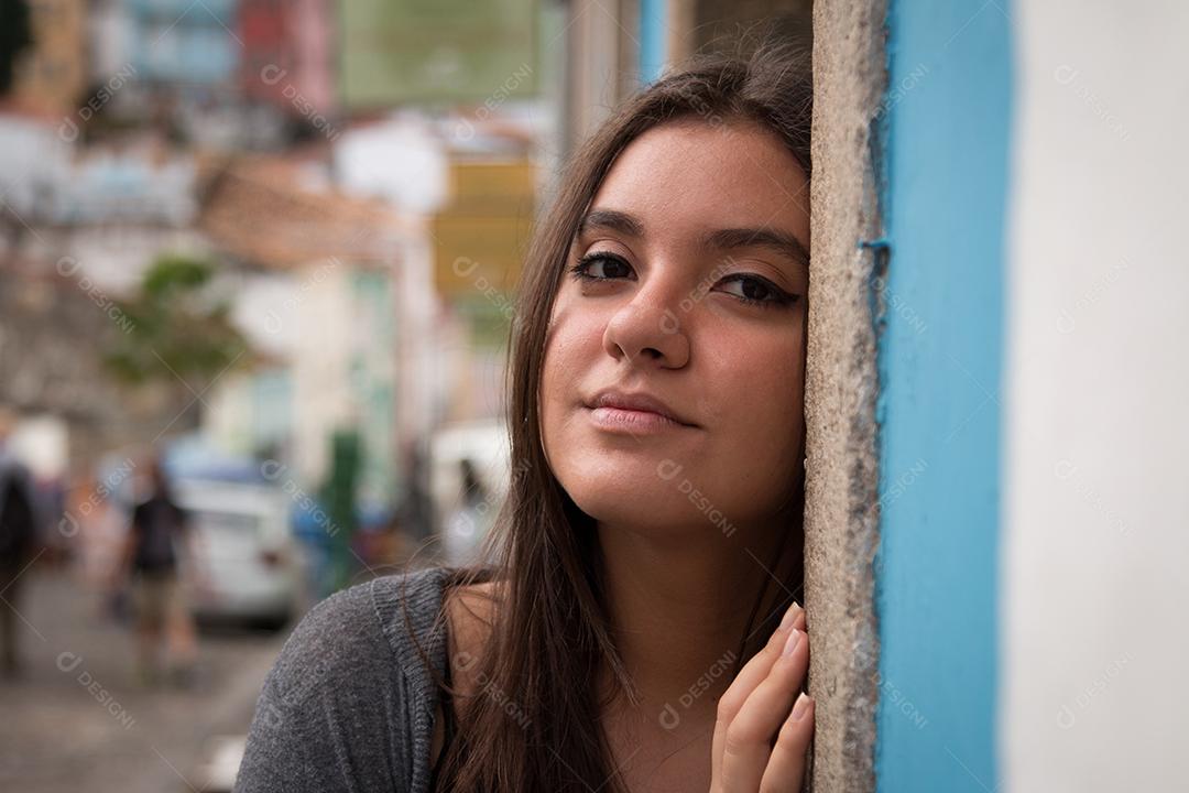 Linda Garota Com Cabelo Castanho Escuro Pousando na Rua Imagem JPG