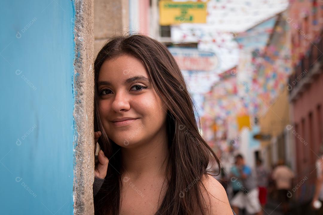 Linda Garota Com Cabelo Castanho Escuro Pousando na Rua Imagem JPG