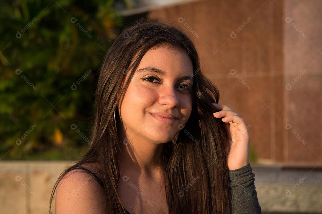 Linda Garota Com Cabelo Castanho Escuro Pousando na Rua Imagem JPG