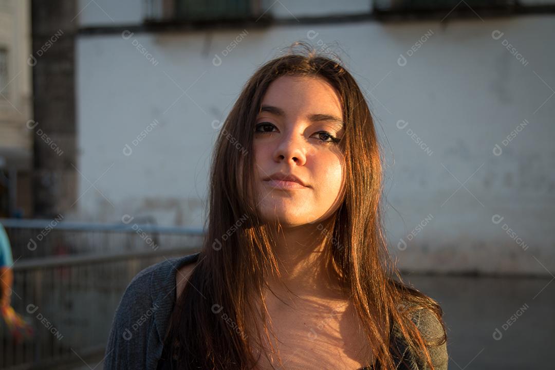 Linda Garota Com Cabelo Castanho Escuro Pousando na Rua Imagem JPG