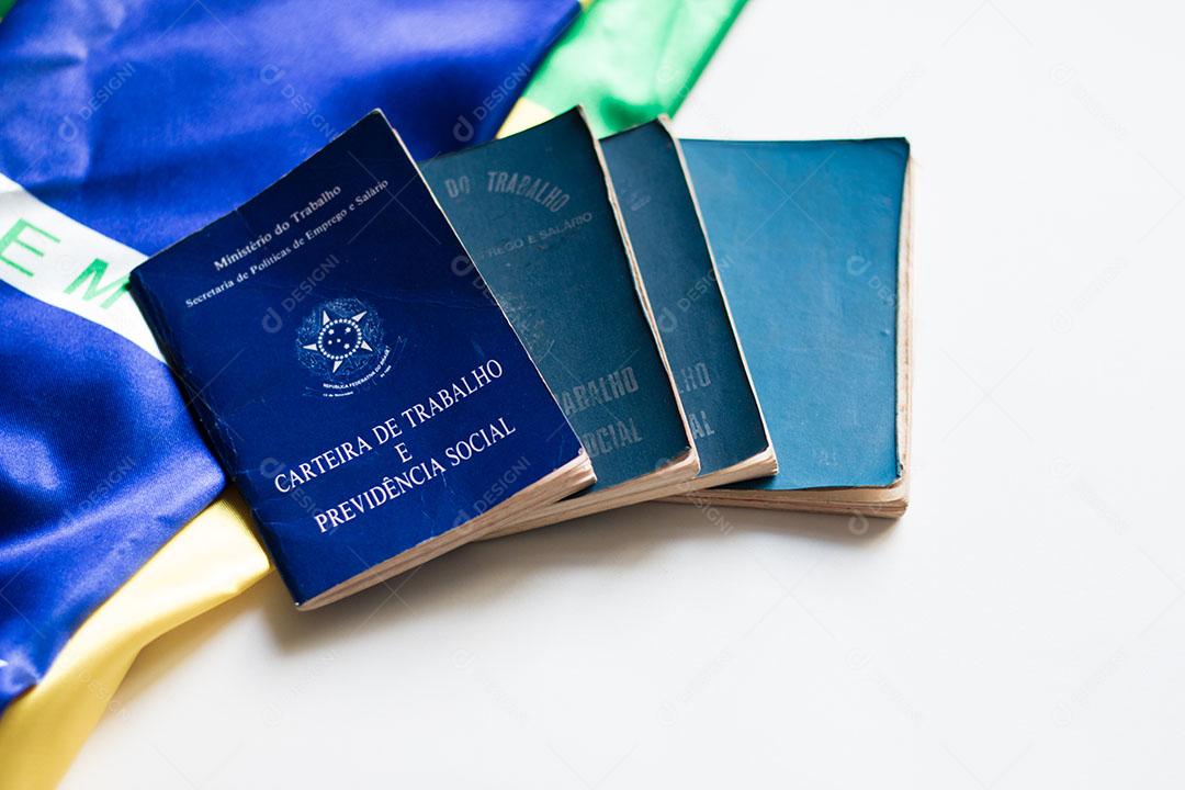 Carteira de Trabalho Brasileira Com a Bandeira do Brasil Ao Fundo Imagem JPG