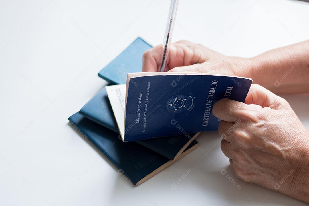 Assinando Carteira de Trabalho Brasileira Imagem JPG