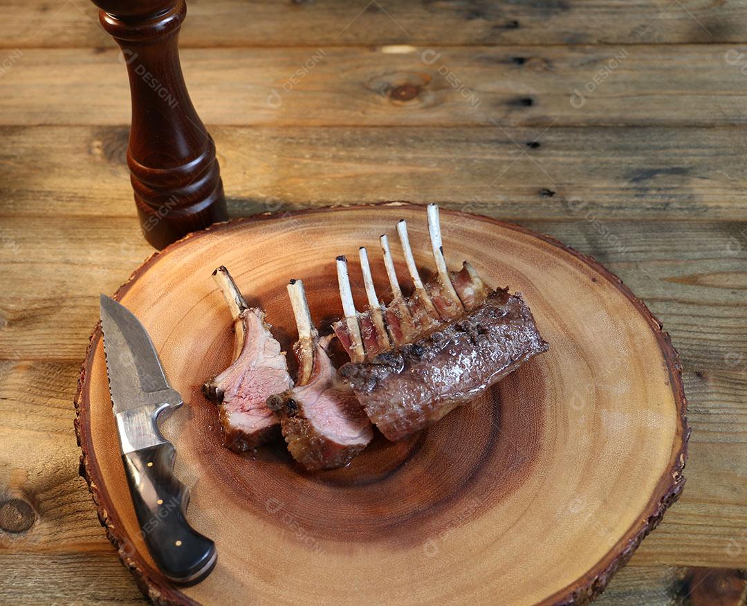 Foto Prateleira Francesa Costelas Cordeiro Grelhadas Churrasco Faca Pequena Sal e Pimenta