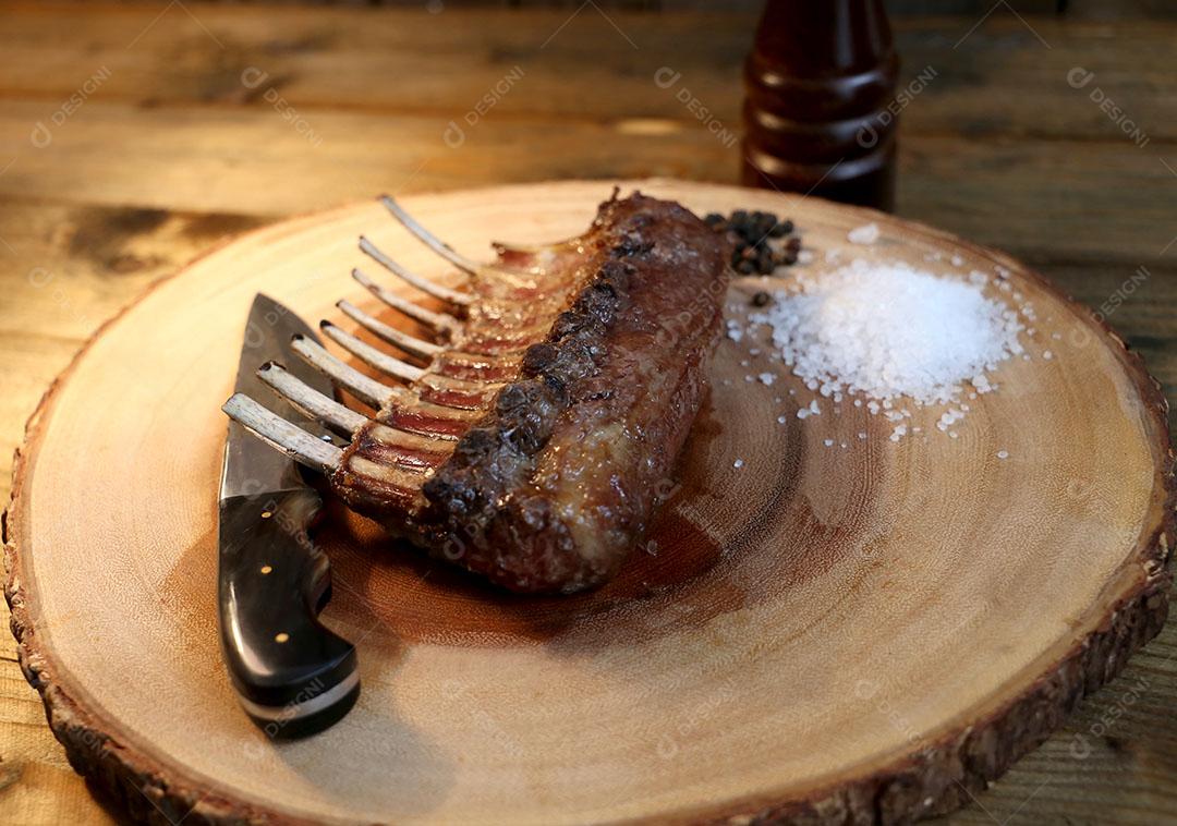 Foto Prateleira Francesa Costelas Cordeiro Grelhadas Churrasco Faca Pequena Sal e Pimenta