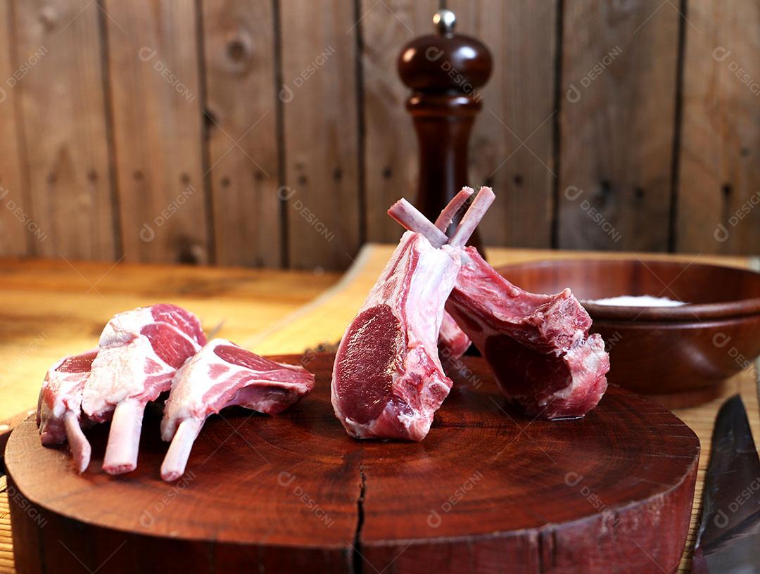 Foto Prateleira Francesa Costelas Cordeiro Grelhadas Churrasco Faca Pequena Sal e Pimenta