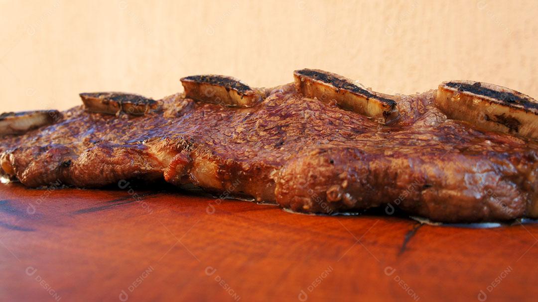 Foto Assado de Tira Bife Grelhado na Grelha Com Osso Carne na Parte da Costela do Boi