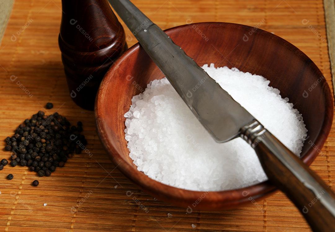 Foto Tigela de Madeira Com Sal Grosso e Pimenta Preta para Um Churrasco Brasileiro