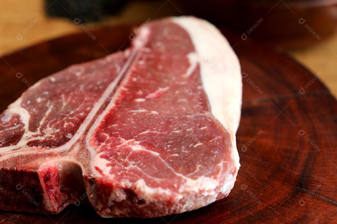 Foto Osso t Carne Crua Com Osso Se Preparando para Churrasco Em Fundo de Madeira