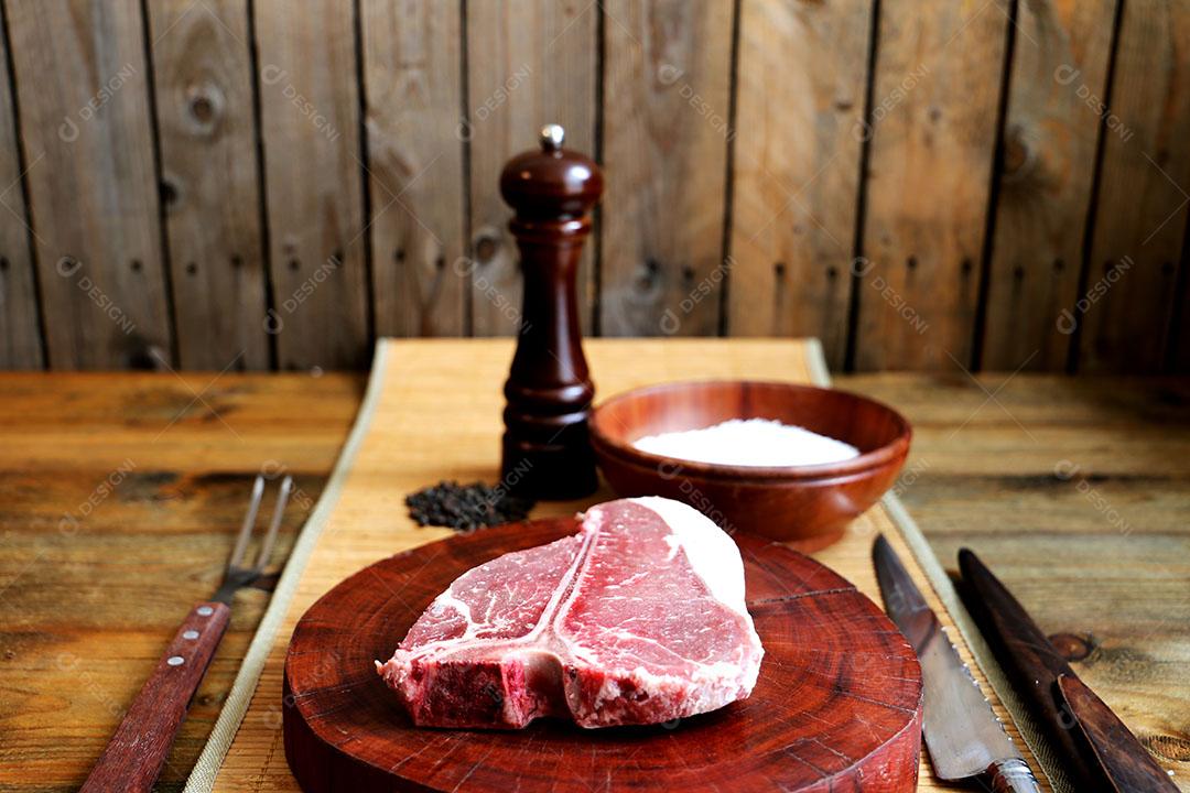 Osso t Carne Crua Com Osso Se Preparando para Churrasco Em Fundo de Madeira