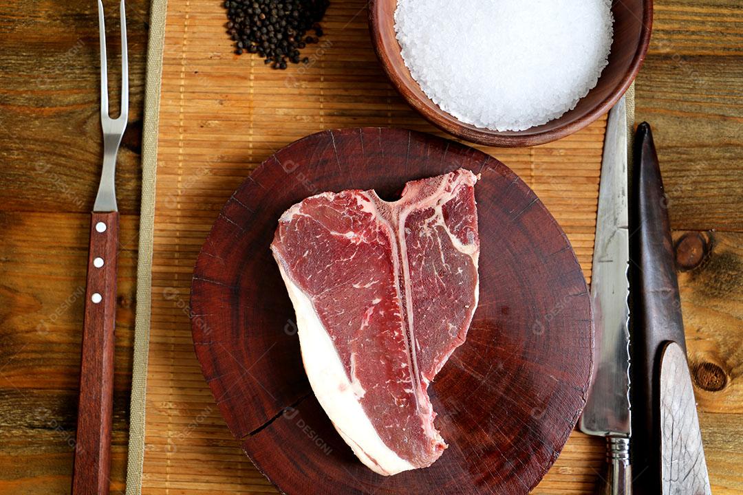 Foto Costela Prime Bife de Rib Eye Cru Com Osso para Churrasco Em Fundo de Madeira