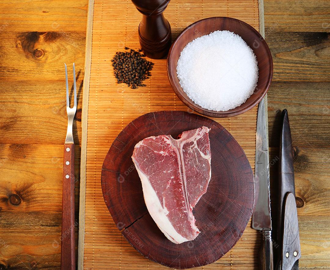 Foto Costela Prime Bife de Rib Eye Cru Com Osso para Churrasco Em Fundo de Madeira