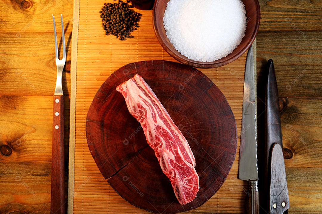 Foto Assado de Tira Bife Grelhado na Grelha Com Osso Carne na Parte da Costela do Boi