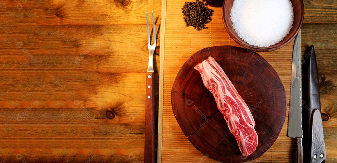 Foto Assado de Tira Bife Grelhado na Grelha Com Osso Carne na Parte da Costela do Boi